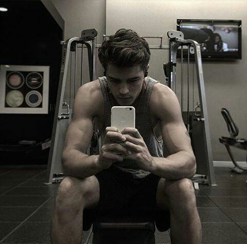 Francisco Lachowski taking a gym selfie