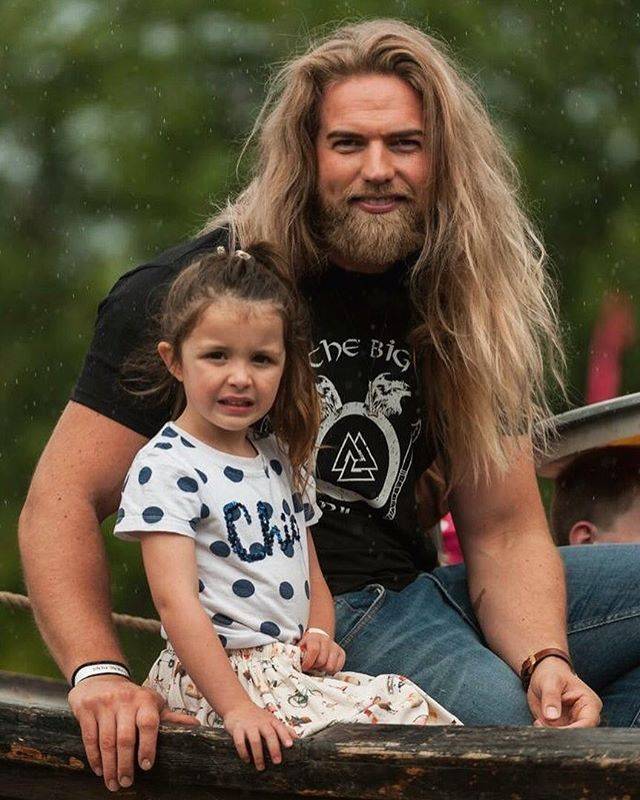 Lasse Matberg posing for a picture with a little girl.