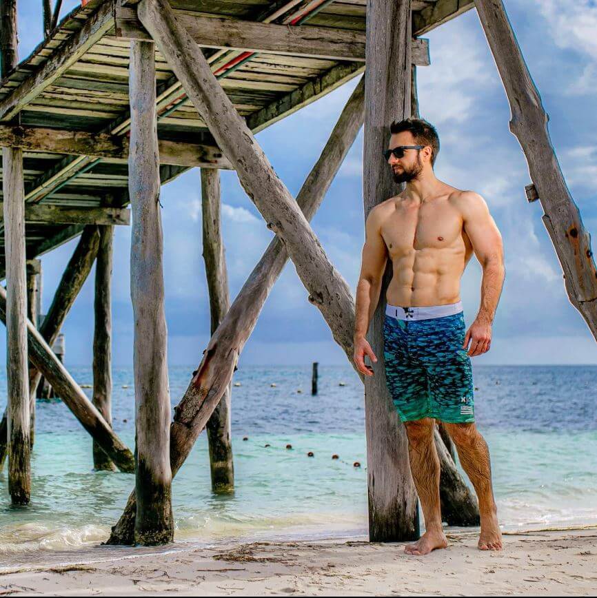 Mario Tomić posing shirtless on the beach